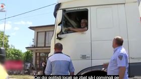 VIDEO Haos la biroul vamal din Capitală! Tiruri blocate și șoferi revoltați din cauza noului sistem informatic